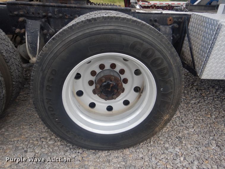 image for item DG8675 2000 Freightliner FLD  semi truck