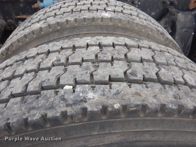 image for item DG8675 2000 Freightliner FLD  semi truck