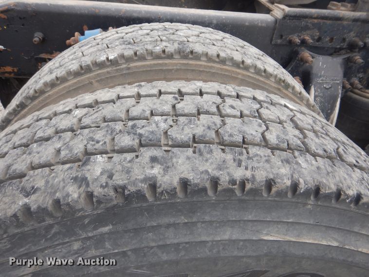 image for item DG8675 2000 Freightliner FLD  semi truck