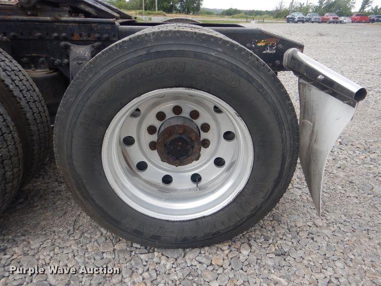 image for item DG8675 2000 Freightliner FLD  semi truck