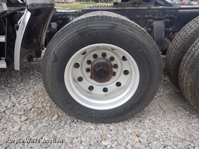 image for item DG8675 2000 Freightliner FLD  semi truck