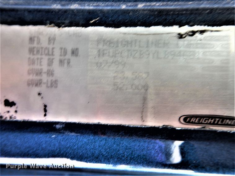 image for item DG8675 2000 Freightliner FLD  semi truck