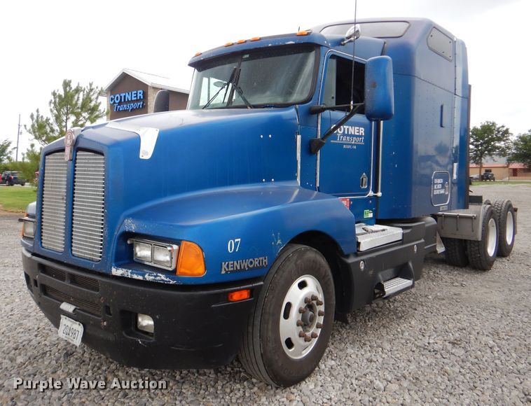 image for item DG8676 2004 Kenworth T600  semi truck