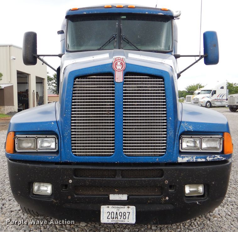 image for item DG8676 2004 Kenworth T600  semi truck