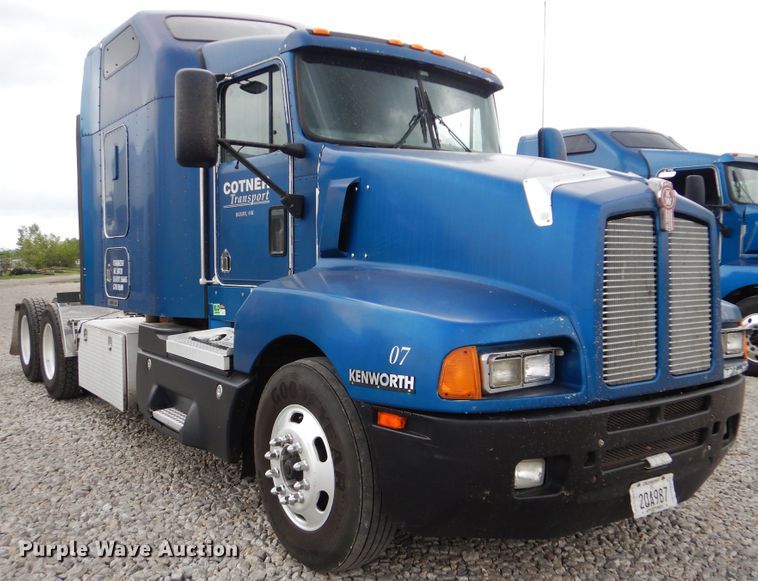 image for item DG8676 2004 Kenworth T600  semi truck