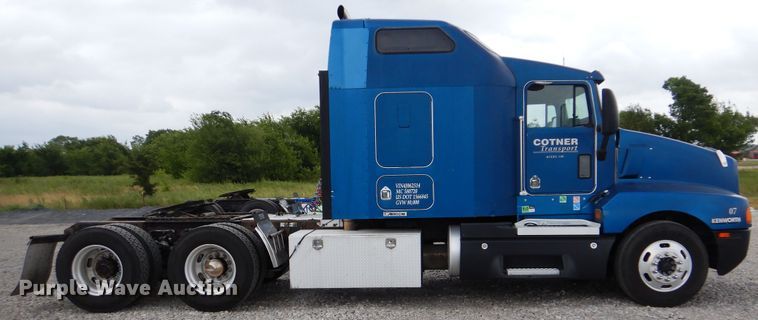 image for item DG8676 2004 Kenworth T600  semi truck