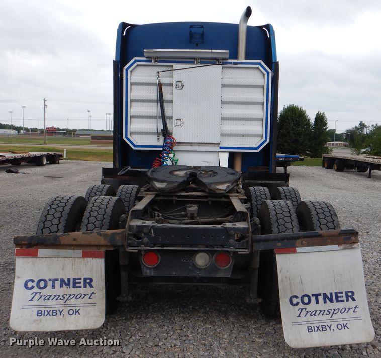 image for item DG8676 2004 Kenworth T600  semi truck