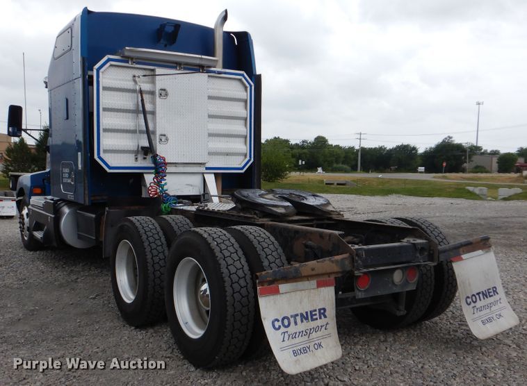 image for item DG8676 2004 Kenworth T600  semi truck