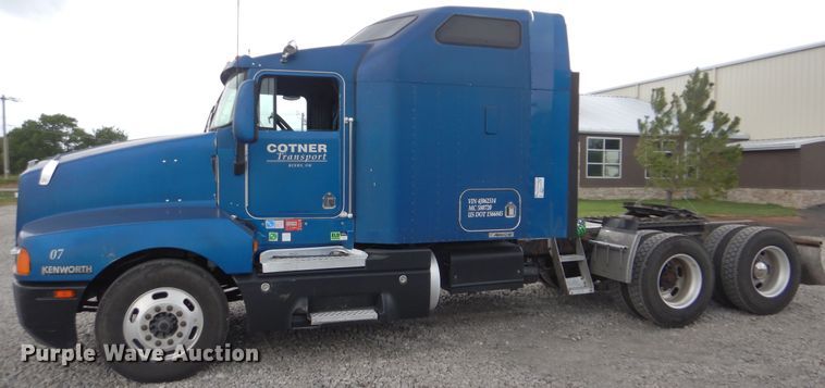image for item DG8676 2004 Kenworth T600  semi truck