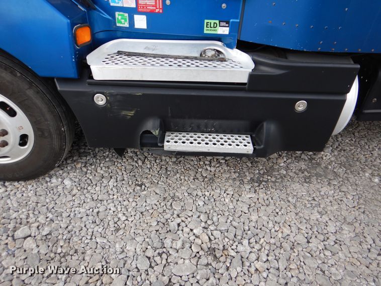 image for item DG8676 2004 Kenworth T600  semi truck