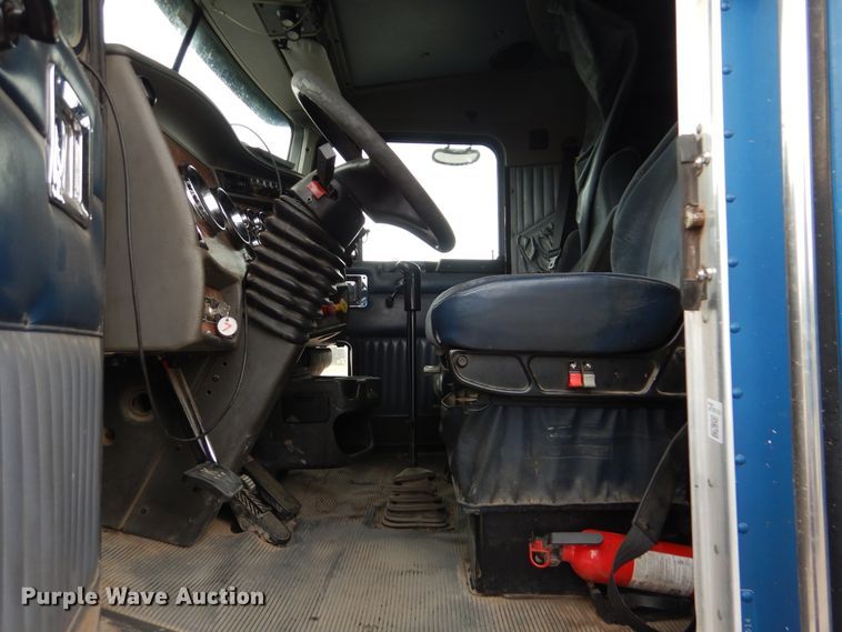 image for item DG8676 2004 Kenworth T600  semi truck