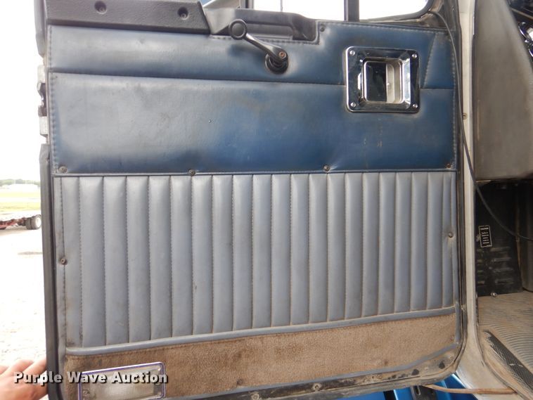 image for item DG8676 2004 Kenworth T600  semi truck