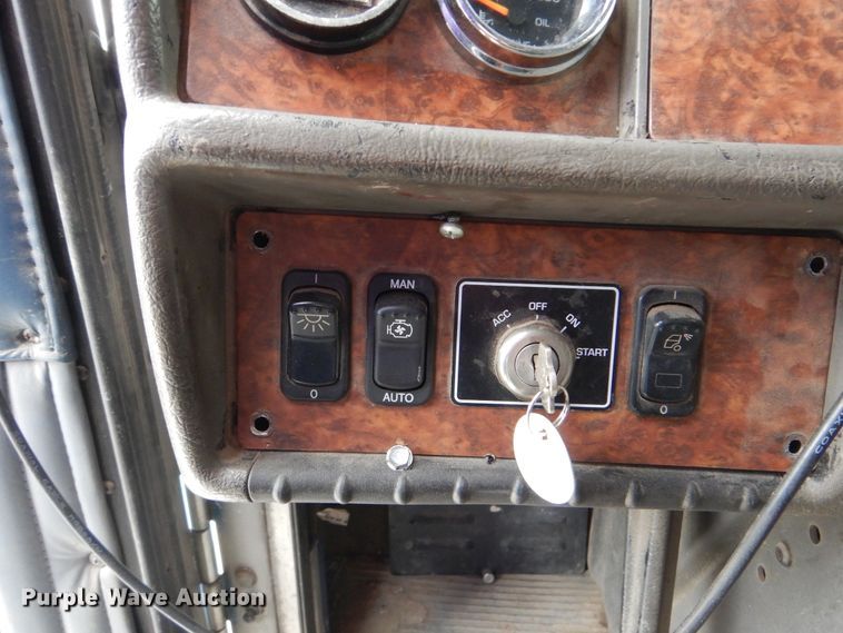 image for item DG8676 2004 Kenworth T600  semi truck