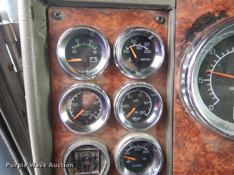 image for item DG8676 2004 Kenworth T600  semi truck