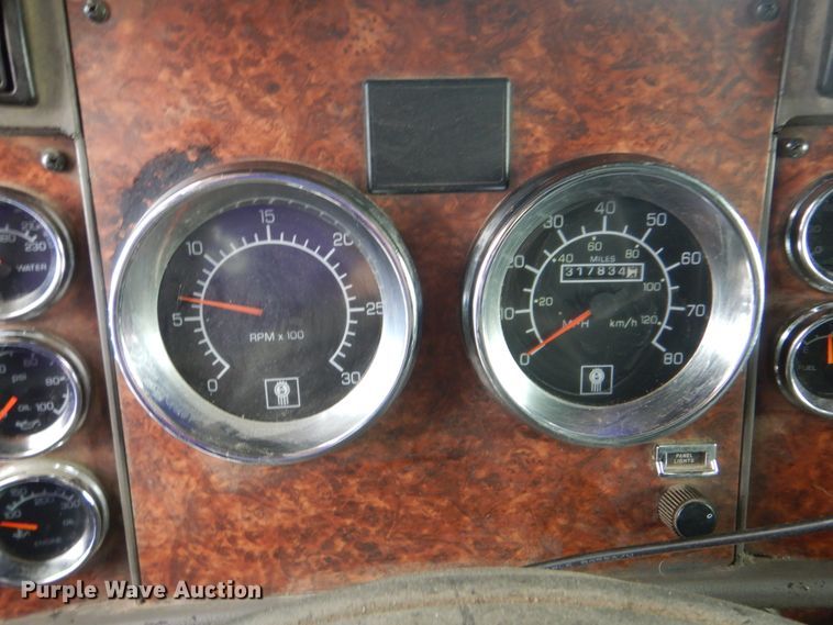 image for item DG8676 2004 Kenworth T600  semi truck