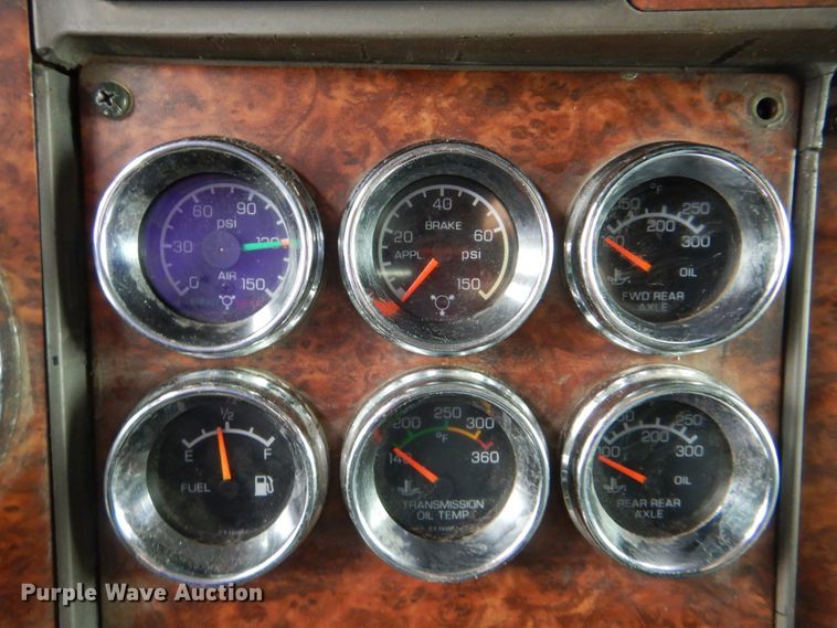 image for item DG8676 2004 Kenworth T600  semi truck