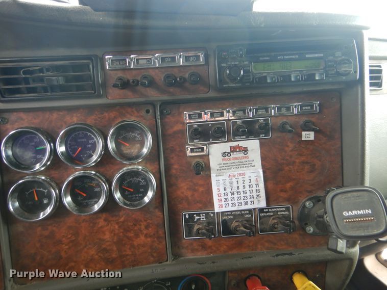 image for item DG8676 2004 Kenworth T600  semi truck