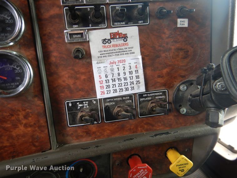 image for item DG8676 2004 Kenworth T600  semi truck