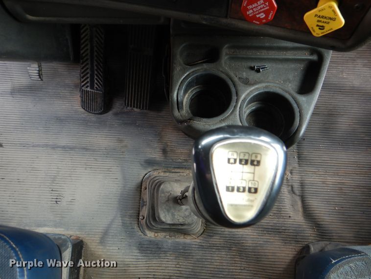 image for item DG8676 2004 Kenworth T600  semi truck