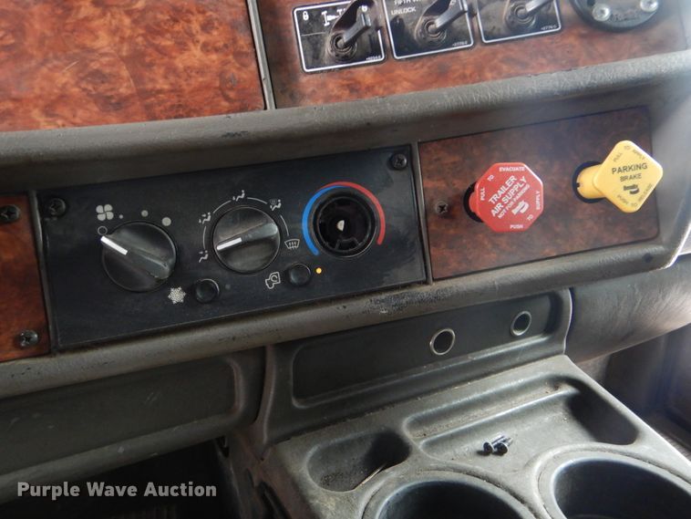 image for item DG8676 2004 Kenworth T600  semi truck