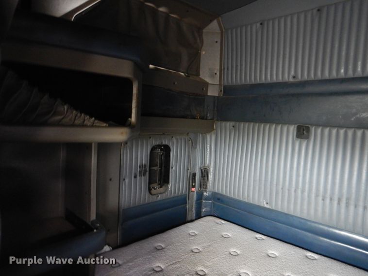 image for item DG8676 2004 Kenworth T600  semi truck