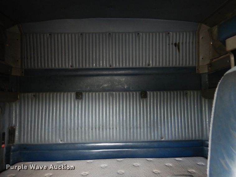 image for item DG8676 2004 Kenworth T600  semi truck