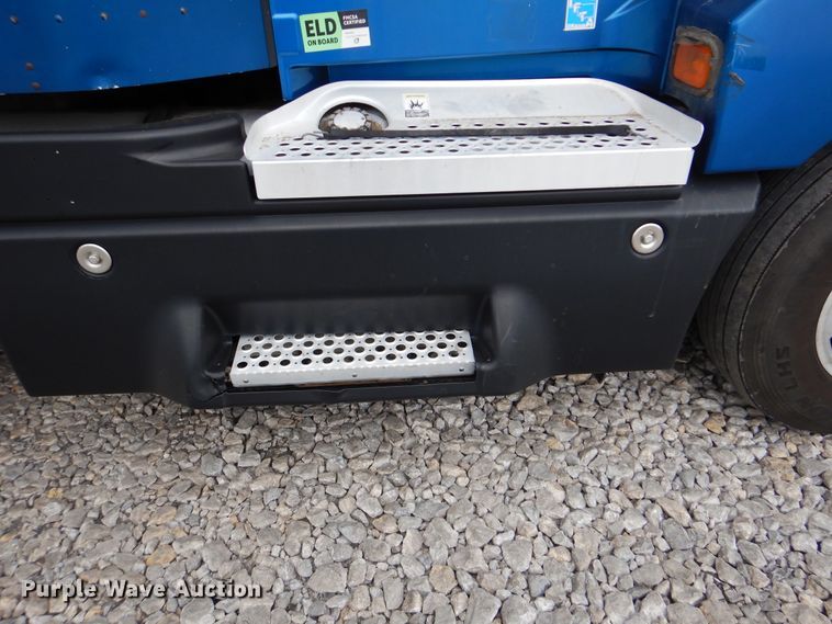 image for item DG8676 2004 Kenworth T600  semi truck