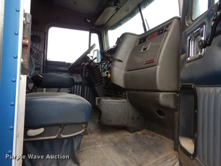 image for item DG8676 2004 Kenworth T600  semi truck