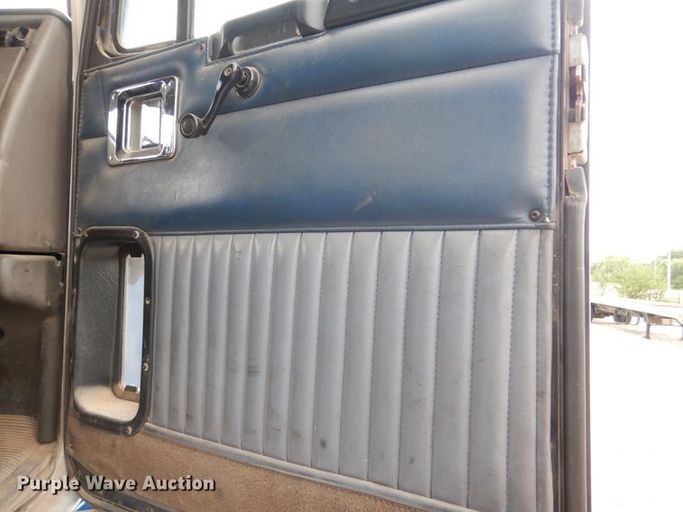 image for item DG8676 2004 Kenworth T600  semi truck