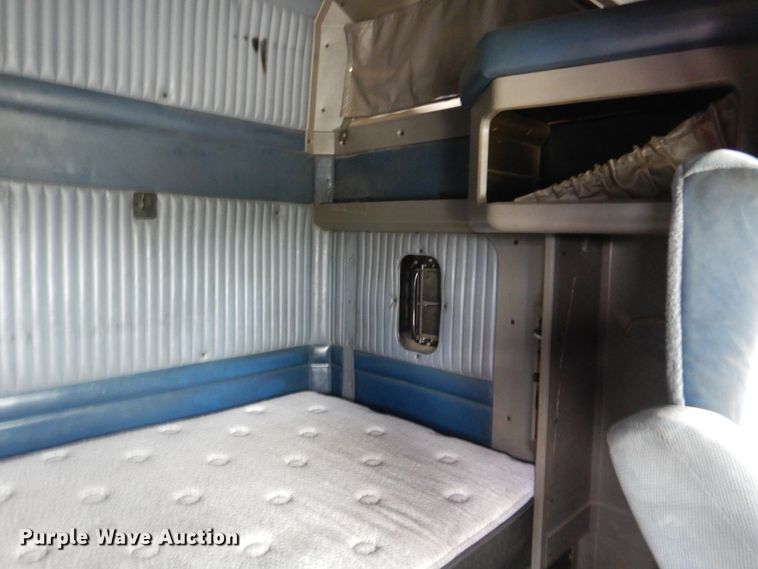 image for item DG8676 2004 Kenworth T600  semi truck