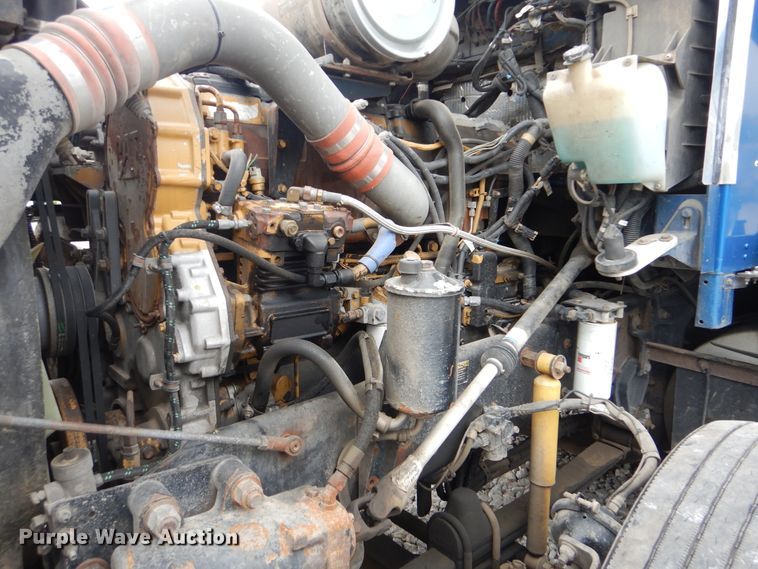 image for item DG8676 2004 Kenworth T600  semi truck