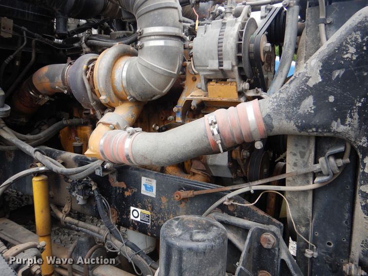 image for item DG8676 2004 Kenworth T600  semi truck