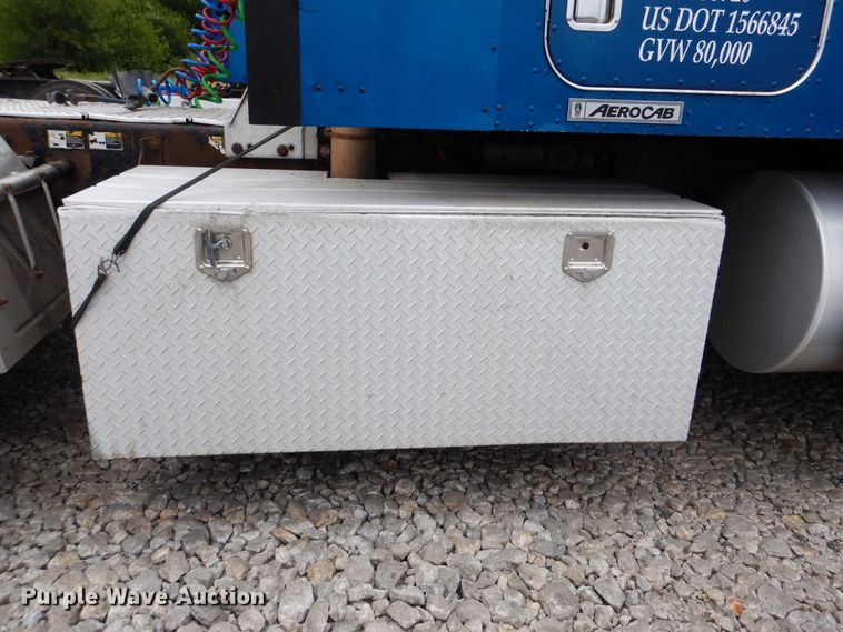 image for item DG8676 2004 Kenworth T600  semi truck