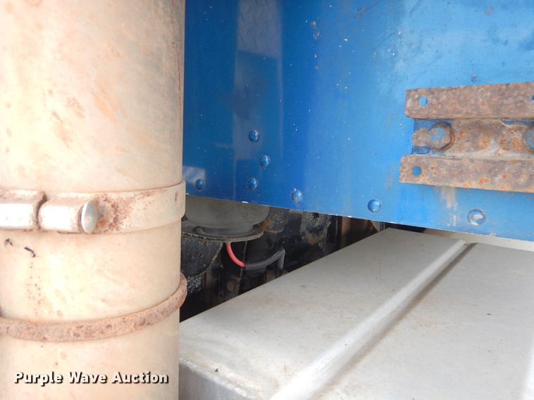 image for item DG8676 2004 Kenworth T600  semi truck