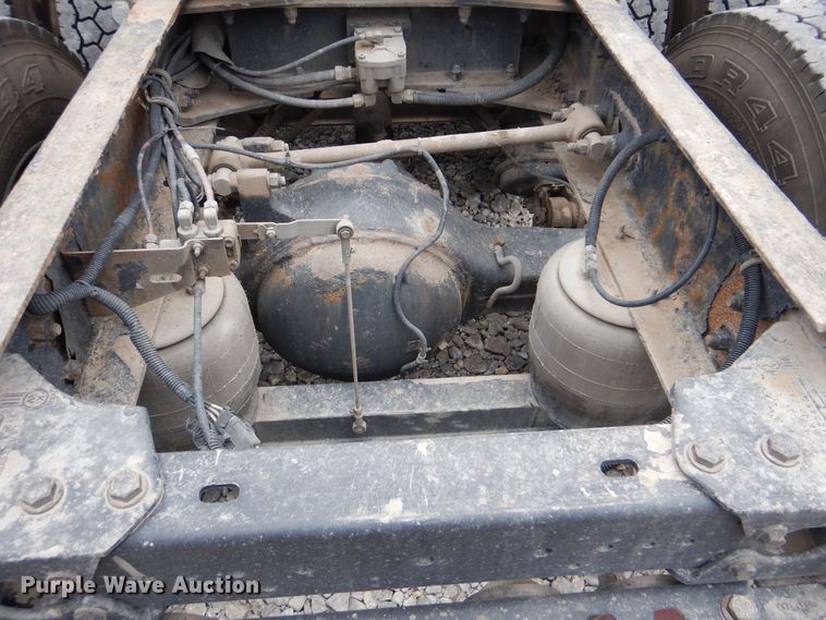 image for item DG8676 2004 Kenworth T600  semi truck