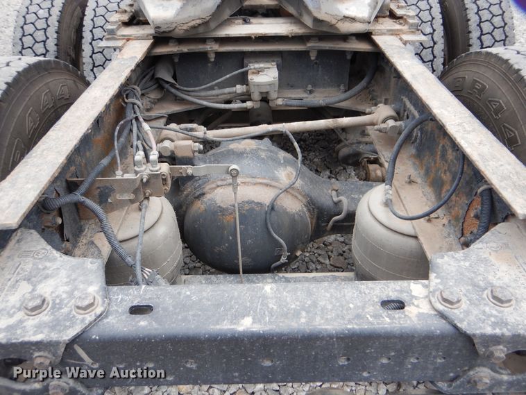 image for item DG8676 2004 Kenworth T600  semi truck