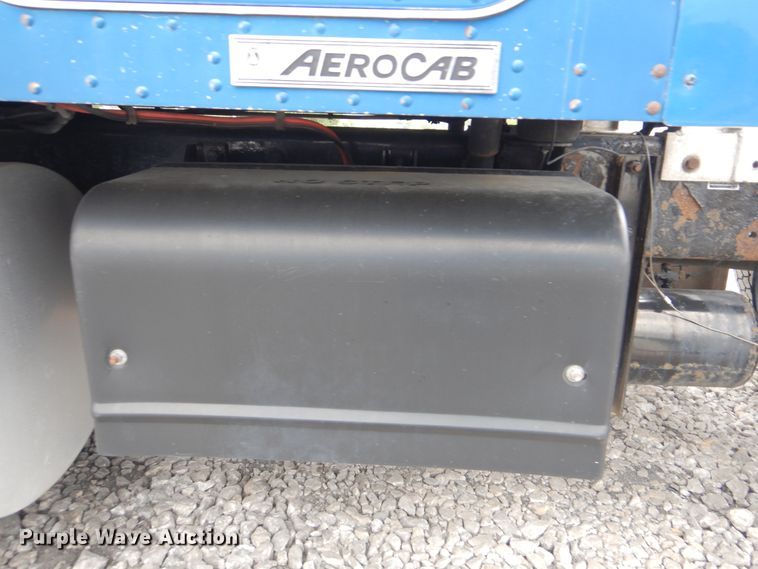 image for item DG8676 2004 Kenworth T600  semi truck