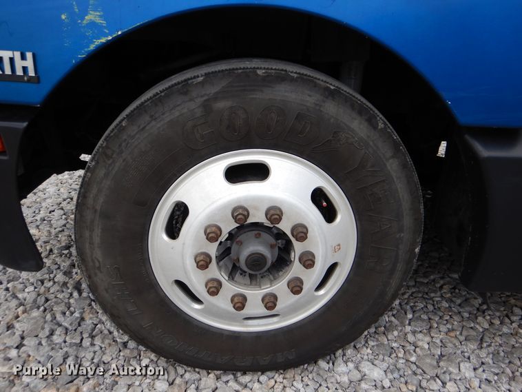 image for item DG8676 2004 Kenworth T600  semi truck