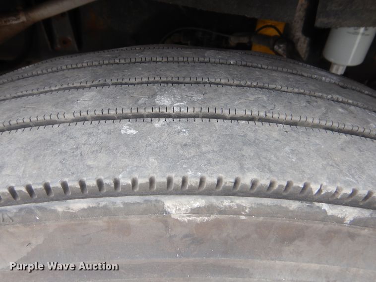 image for item DG8676 2004 Kenworth T600  semi truck