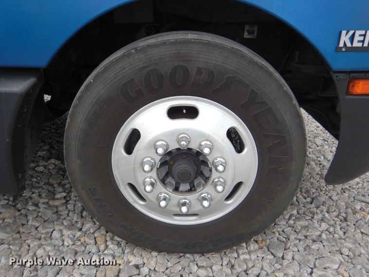 image for item DG8676 2004 Kenworth T600  semi truck