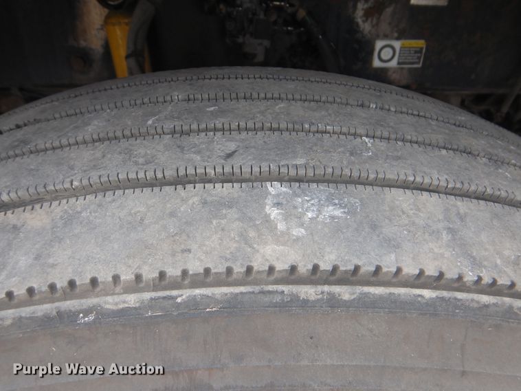 image for item DG8676 2004 Kenworth T600  semi truck