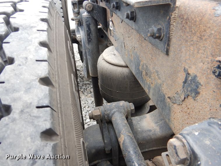 image for item DG8676 2004 Kenworth T600  semi truck