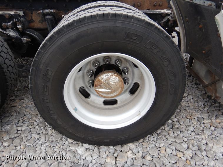 image for item DG8676 2004 Kenworth T600  semi truck