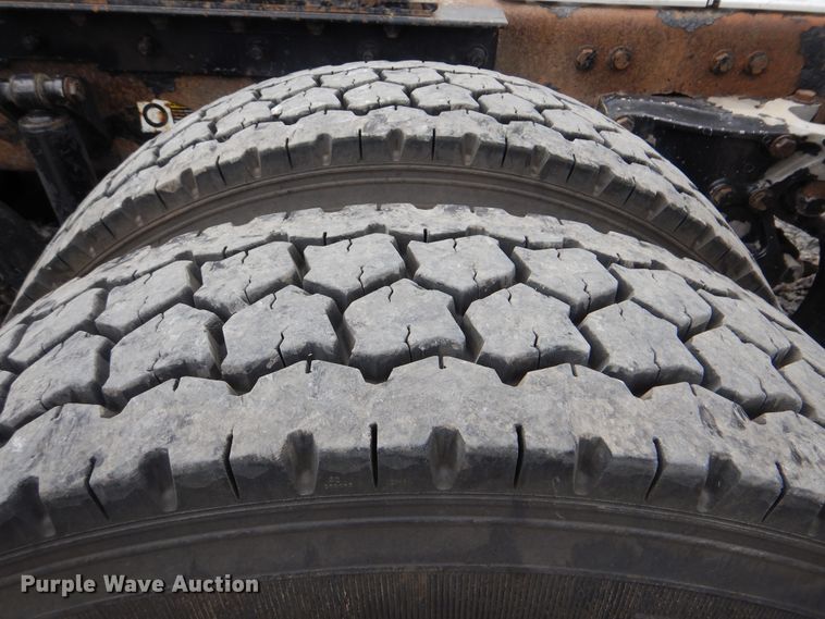 image for item DG8676 2004 Kenworth T600  semi truck