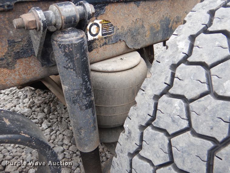 image for item DG8676 2004 Kenworth T600  semi truck