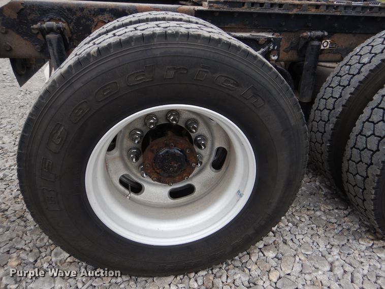 image for item DG8676 2004 Kenworth T600  semi truck