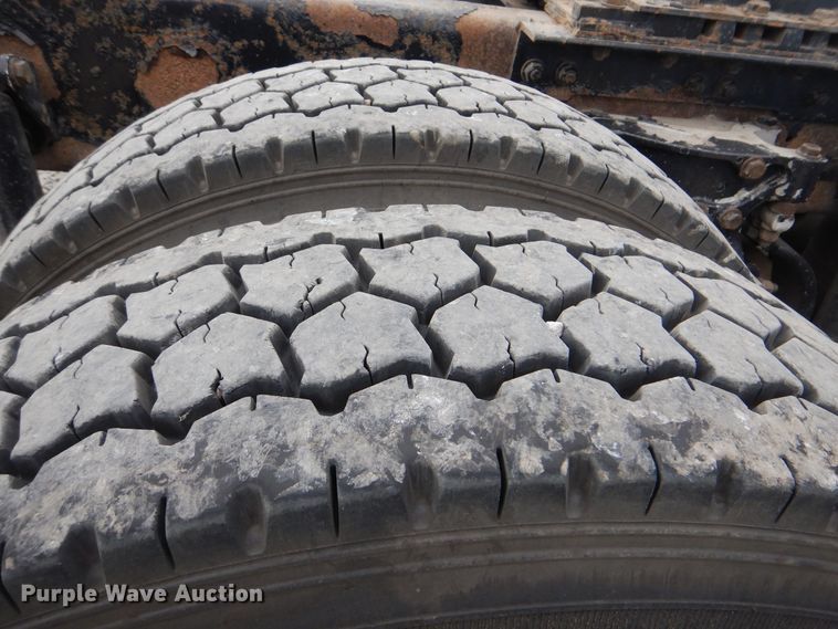 image for item DG8676 2004 Kenworth T600  semi truck