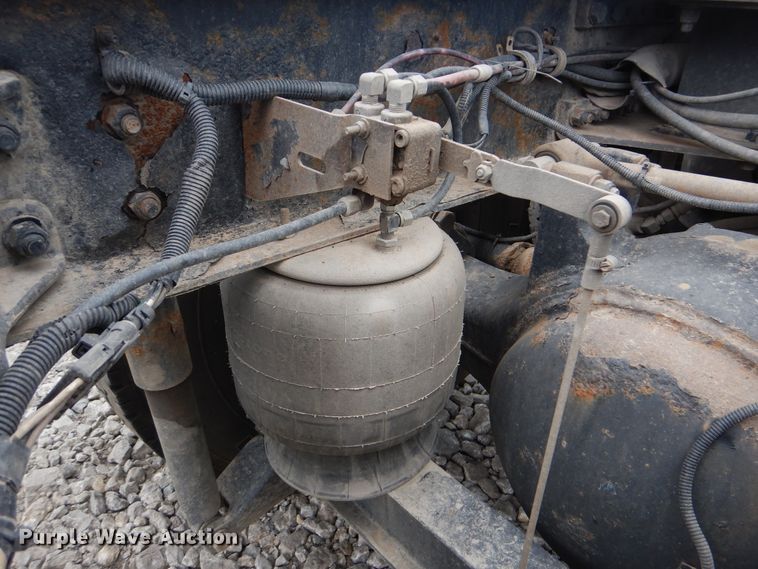 image for item DG8676 2004 Kenworth T600  semi truck