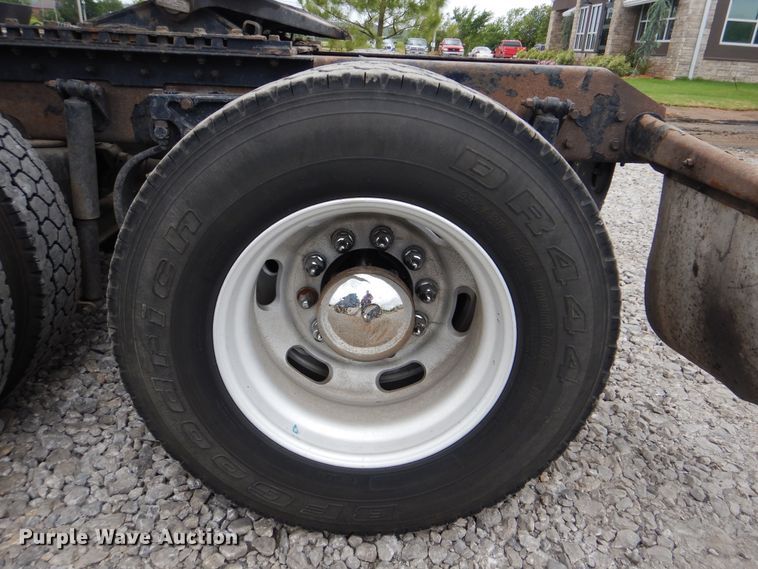 image for item DG8676 2004 Kenworth T600  semi truck