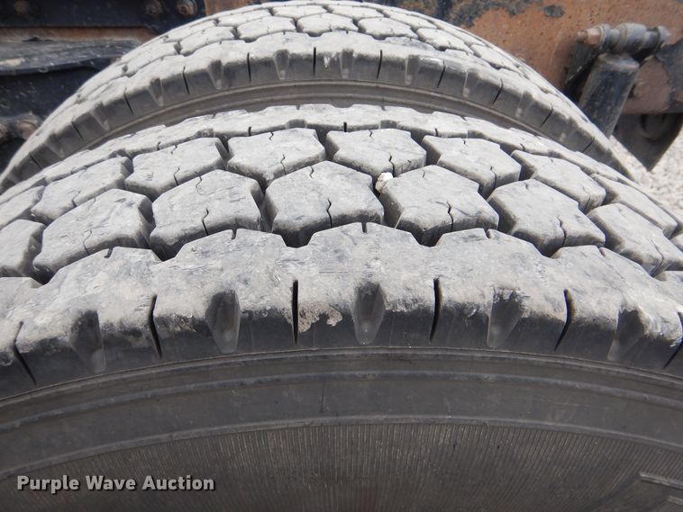 image for item DG8676 2004 Kenworth T600  semi truck